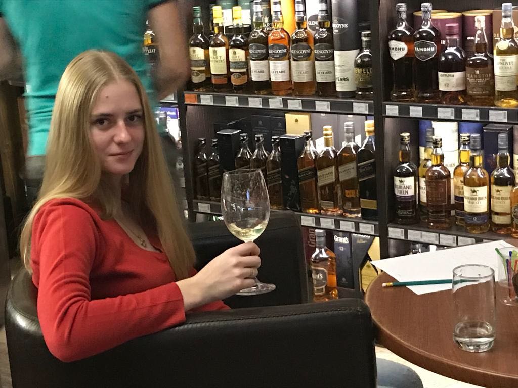 о том как в клубе «Сигары и Виски» на Маяковской прошла сравнительная дегустация вин из винограда Шардоне.