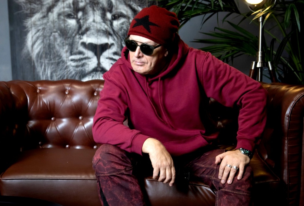 Наш друг и супер-поэт песенник Александр Белов празднует свой день рождение.