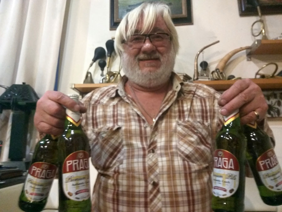 член клуба ДЕЛОВЫЕ ЛЮДИ художник Александр Дёмин пьёт только пиво PRAGA