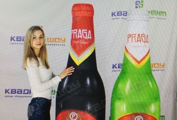 пиво PRAGA стало больше! В целях популяризации нашего бреда мы сделали бутылки … двухметровыми!